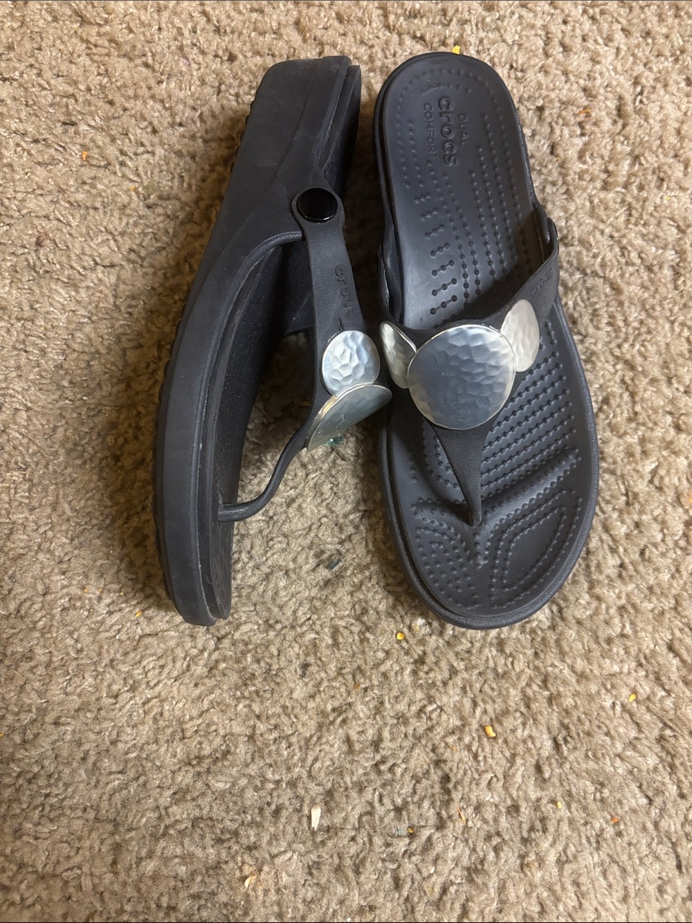 Crocs Sanrah Black Hammered Metallic Silver Thong Size 8 Wedge Flip Flop Sandals